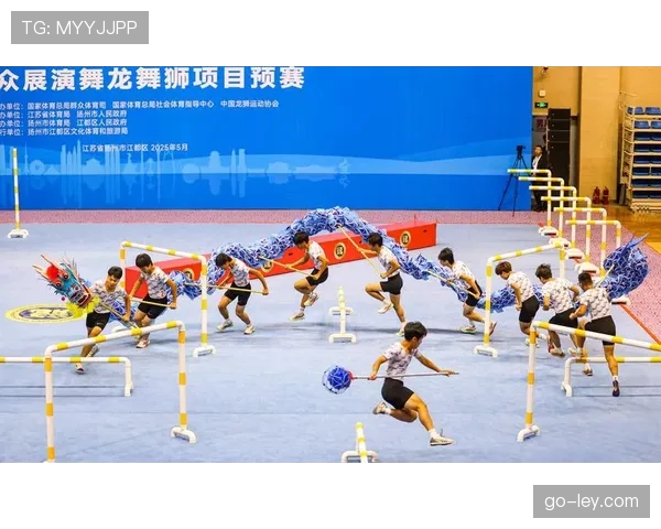 全运会篮球比赛间隙，传统舞狮表演吸引观众