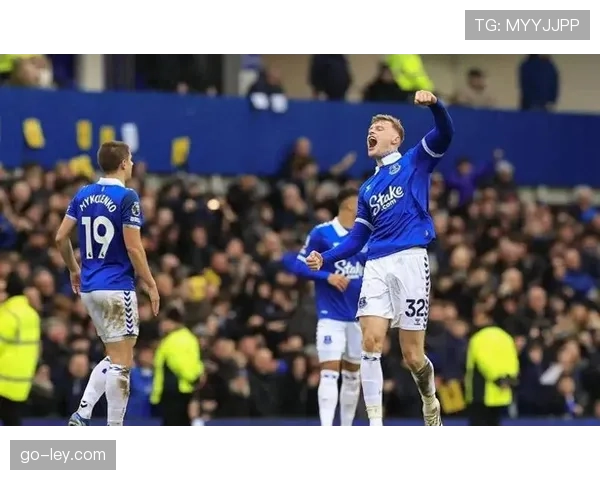 争议瞬间：英超焦点战，VAR长时间复核后取消点球判罚